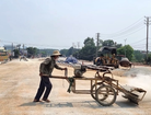 Chi tiết Công ty Thành Đạt - 12 năm thi công 16 km đường chưa xong ở Huế 