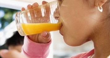 3 nguyên tắc cha mẹ cần biết khi cho trẻ uống Oresol để tránh nguy hiểm đến tính mạng
