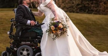 Chú rể ngồi xe lăn khiến cô dâu choáng váng khi đứng trong ngày cưới