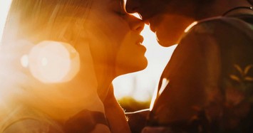Khi hôn, đàn ông làm 3 điều này sẽ khiến phụ nữ mê mẩn