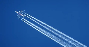 Tại sao máy bay để lại vệt khói trắng trên bầu trời?