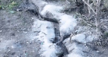 Video: Binh sĩ Ukraine nấp ở chiến hào, cố gắng bắn UAV tự sát Nga lao thẳng tới