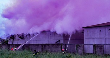 Clip: Cháy lớn tại kho chứa vật tư nuôi trồng thủy sản ở Cà Mau
