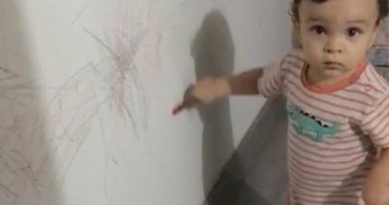 Cho con trai vẽ trên tường khi còn bé, bà mẹ không ngờ được điều này