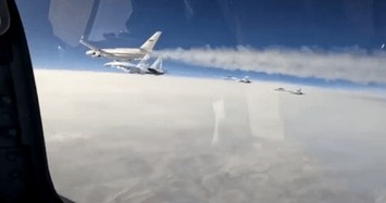 Điện Kremlin giải thích lý do phi đội Su-35S mang vũ khí hộ tống ông Putin ở nước ngoài 