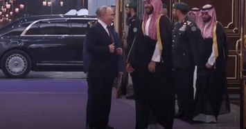 Cái bắt tay gây chú ý giữa ông Putin và thái tử Ả Rập Saudi
