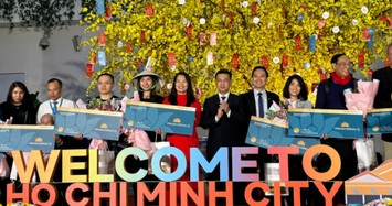 Sân bay Tân Sơn Nhất nhộn nhịp đầu năm mới, khách quốc tế “xông đất” nhận được quà