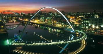 Gateshead Millennium: Cầu nặng 850 tấn, lật nghiêng 40 độ trong 4,5 phút