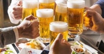 Ngày Tết, uống rượu bia như thế nào để không phải nhập viện?