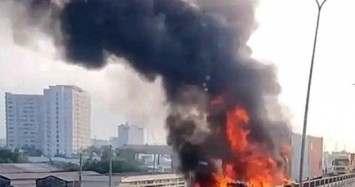 Xe container bốc cháy dữ dội trên cầu Phú Mỹ