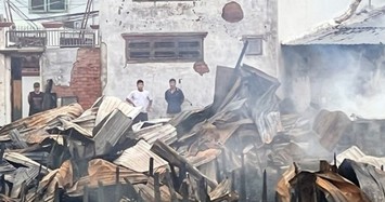 Hiện trường đổ nát, nhiều tài sản bị thiêu rụi sau vụ cháy nhà ven kênh ở TP.HCM