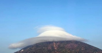 “Mũ mây” tiếp tục xuất hiện trên đỉnh núi Bà Đen