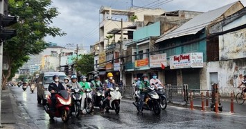 Sáng sớm mưa đã ướt đường, người dân TP.HCM trông mưa to