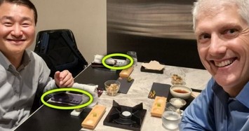 CEO Samsung đang dùng điện thoại gì?