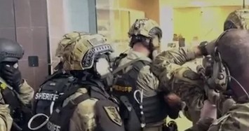 Video: Xạ thủ Mỹ kê súng lên vai đồng đội, bắn xuyên màn hình máy tính trúng đầu kẻ cướp ngân hàng