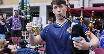 Đến Đức chưa đầy 24h, cổ động viên Scotland uống cạn bia ở nhiều quán bar