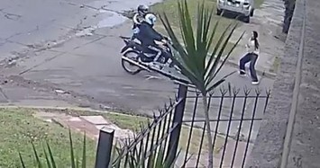 Video: Hai kẻ cướp đi xe máy tấn công một phụ nữ đi bộ và diễn biến bất ngờ