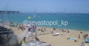 Báo Nga đăng video khoảnh khắc đạn chùm rơi la liệt trên bãi biển ở Crimea