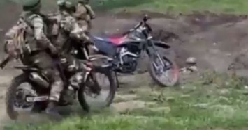 Binh sĩ Ukraine nói về chiến thuật sử dụng xe gắn máy của Nga trong xung đột