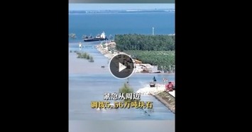 Video: Vỡ đê hồ Động Đình ở Trung Quốc, làng mạc ngập sâu trong nước