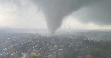 Video: Lốc xoáy khổng lồ khiến nhiều người thương vong ở Trung Quốc