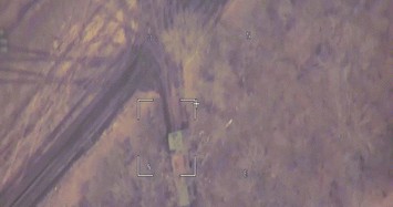 Video: UAV Nga bổ nhào xuống xe pháo uy lực đang ẩn nấp của Ukraine