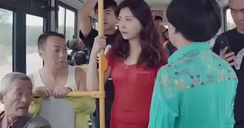 Cô gái khóc thét với văn hóa của các quý ông trên xe buýt