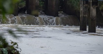 Nước Sông Dinh ở TP Bà Rịa xuất hiện bọt trắng, bốc mùi hôi thối