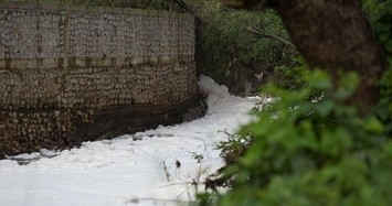 Phát hiện cơ sở rửa phế liệu nghi xả thải ra sông Dinh