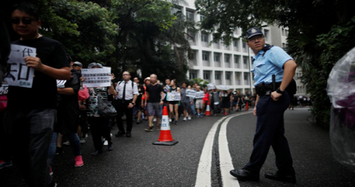 Hàng nghìn giáo viên Hong Kong biểu tình trong mưa bão