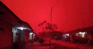 Vì sao bầu trời ở Indonesia như rực lửa?