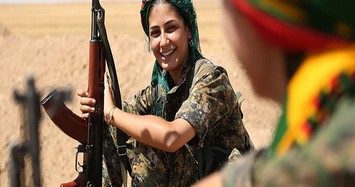 Vẻ đẹp không thua diễn viên của nữ binh người Kurd trên chiến trường