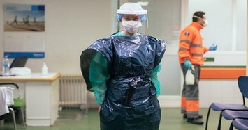 Cảm động nhân viên y tế dùng túi rác, áo mưa thay đồ bảo hộ