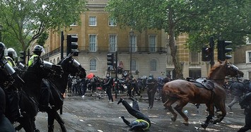 Nữ cảnh sát bị ngã ngựa, chấn thương nặng khi đối phó người biểu tình