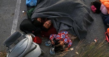 Trại tị nạn ở Hy Lạp cháy rụi, di dân lâm cảnh “màn trời chiếu đất“