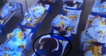 Bức xúc giáo viên mầm non ngồi lên người trẻ để ép bé ngủ trưa