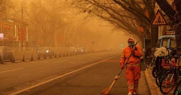 Cảnh thủ đô của Trung Quốc chìm trong bão cát 