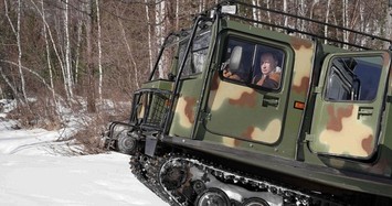 Xem Tổng thống Nga Putin tự lái xe địa hình chở Bộ trưởng Quốc phòng băng rừng