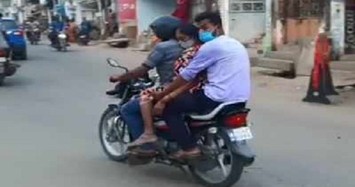Người đàn ông ở Ấn Độ dùng xe máy chở thi thể mẹ đến nơi hỏa táng