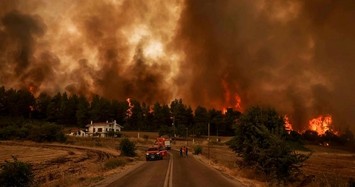 Cảnh cháy rừng như ngày tận thế ở Hy Lạp