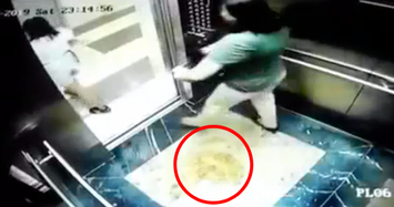 Hà Nội: 2 người phụ nữ lấy mũ bảo hiểm che camera nghi “tè bậy” trong thang máy