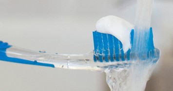 Nên nhúng kem đánh răng vào nước trước khi chải?  