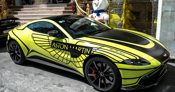 Siêu xe Aston Martin của đại gia Sài Gòn 'thay áo' đón Tết
