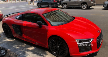 Cận cảnh siêu xe Audi R8 V10 Plus đỏ rực dưới nắng Sài thành 