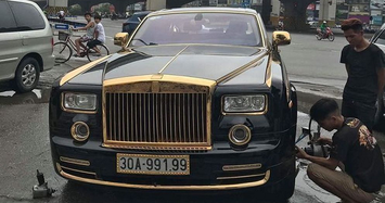 Siêu xe Rolls-Royce Phantom mạ vàng tiền tỷ sửa dưới lề đường Hà Nội