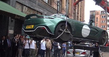 Aston Martin V12 Speedster triệu đô bị 'cẩu' về đồn