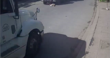 Video: Người phụ nữ đi xe đạp lao thẳng vào đầu xe container