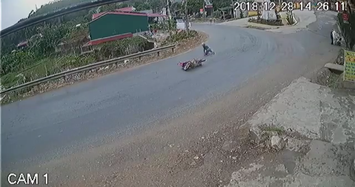 Video: Khúc cua “tử thần” khiến xe máy cứ đi qua là ngã