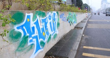 Vẽ graffiti tự phát trên đường trăm tỷ ở Hà Nội