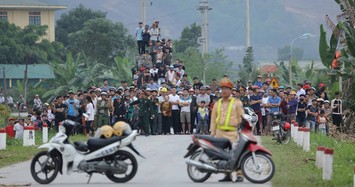 Người Việt bất chấp tính mạng xem gỡ bom mìn, bắt tội phạm cầm súng